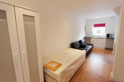 Studio to rent, Amberwood Rise, New Malden