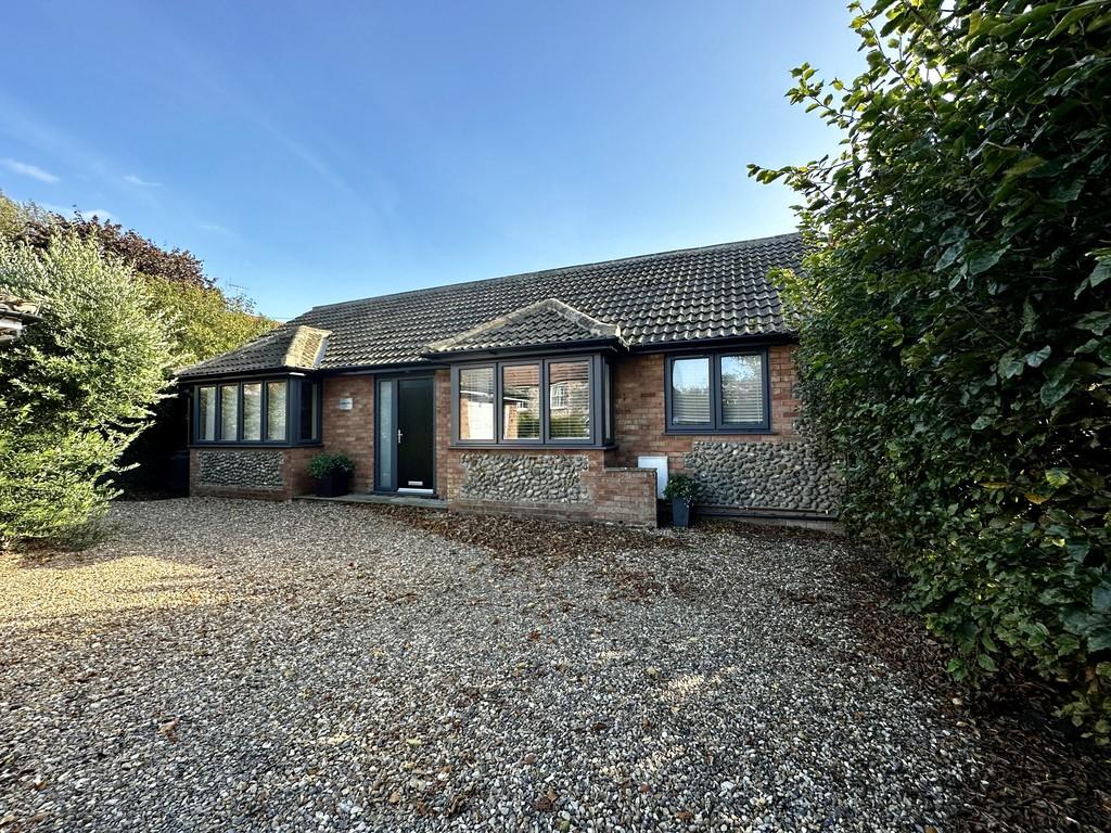 Grove Lane, Holt, Norfolk 3 bed detached bungalow £1,300 pcm (£300 pw)