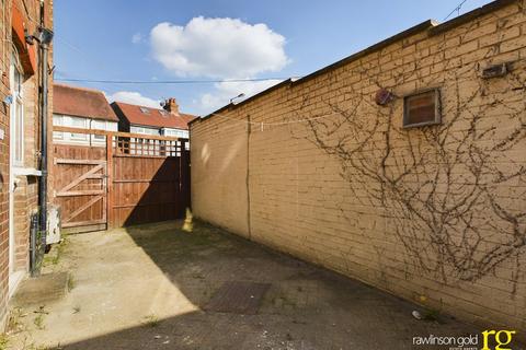 2 bedroom flat to rent, Byron Road, Wealdstone