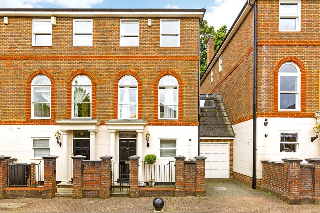 King Square, Richmond, Surrey, TW10 4 bed link detached house