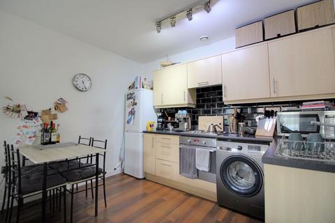 2 bedroom apartment to rent, Watermark Close, Carrington