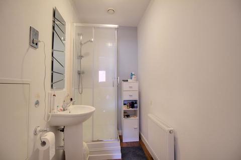 2 bedroom apartment to rent, Watermark Close, Carrington