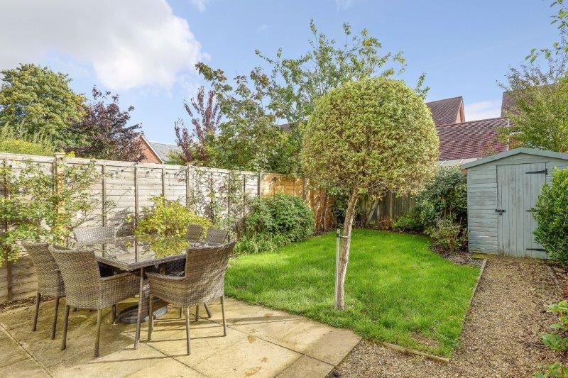 Admiral Way, Godalming 3 bed semidetached house £575,000