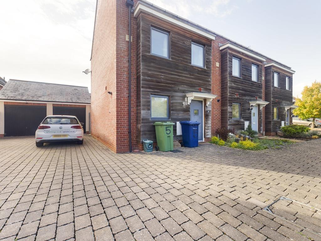 Arlington Road, Coopers Edge, Brockworth, Gloucester 2 bed end of