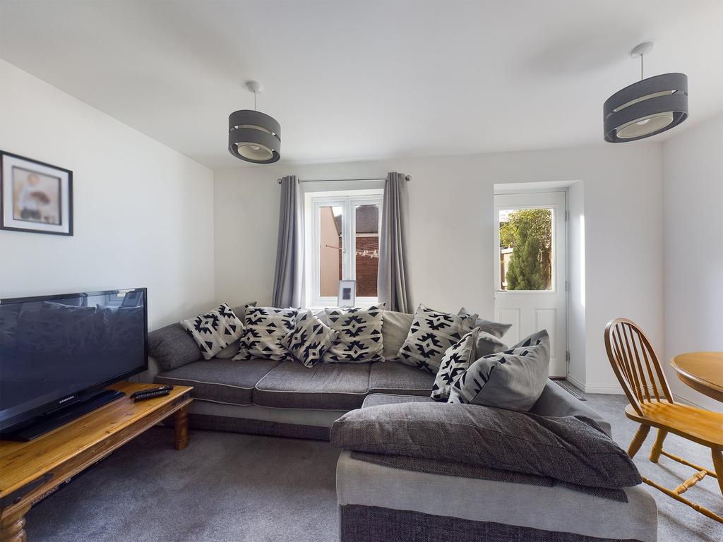 Arlington Road, Coopers Edge, Brockworth, Gloucester 2 bed end of