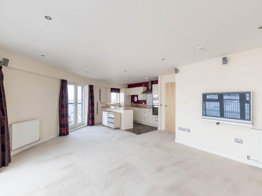 Lochinvar Drive, Edinburgh, 2 bed flat £1,250 pcm (£288 pw)