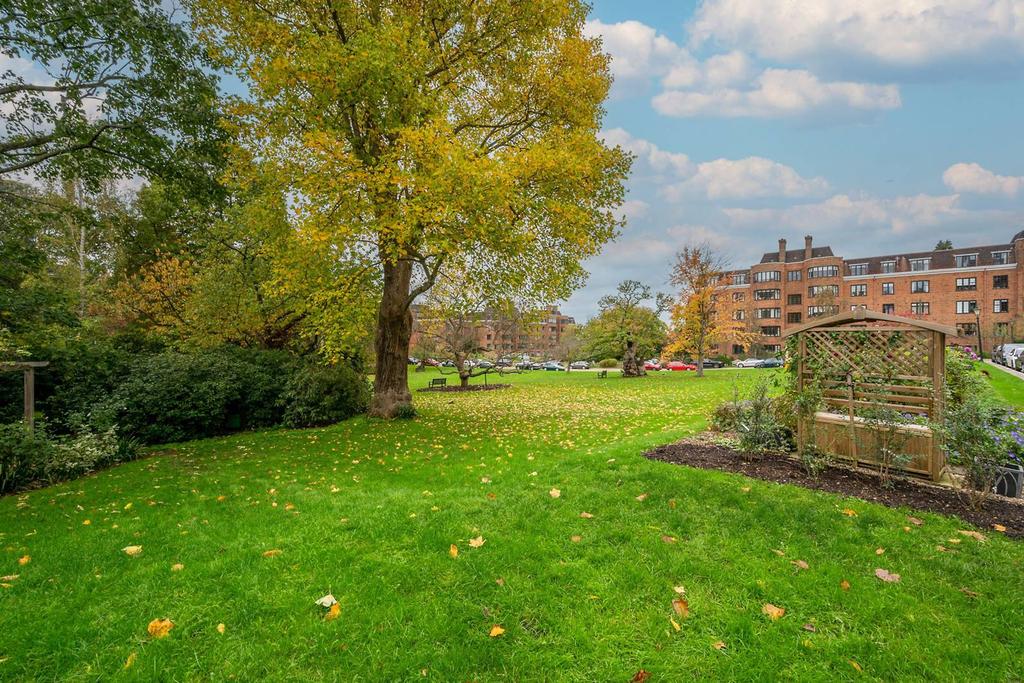 Manor Fields, Putney, London, SW15 3 bed flat £3,250 pcm (£750 pw)
