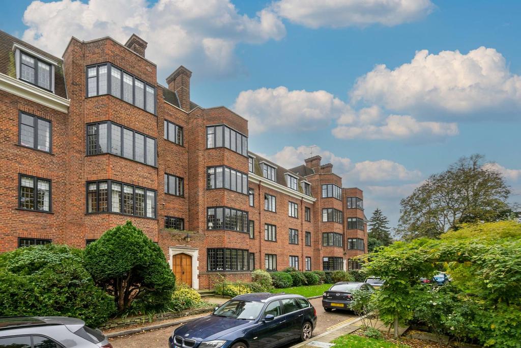 Manor Fields, Putney, London, SW15 3 bed flat £3,250 pcm (£750 pw)