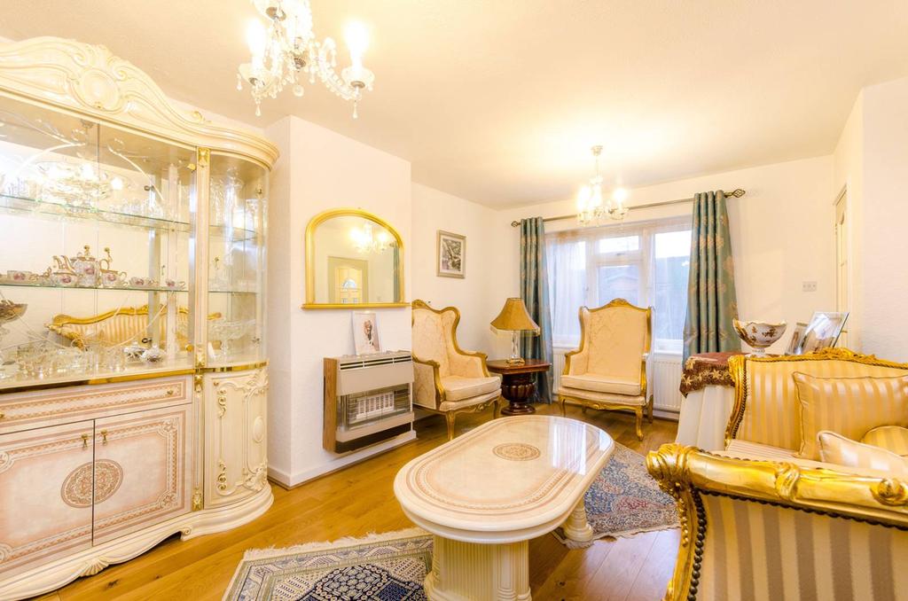 Woodlands Drive, Stanmore, HA7 3 bed house £640,000