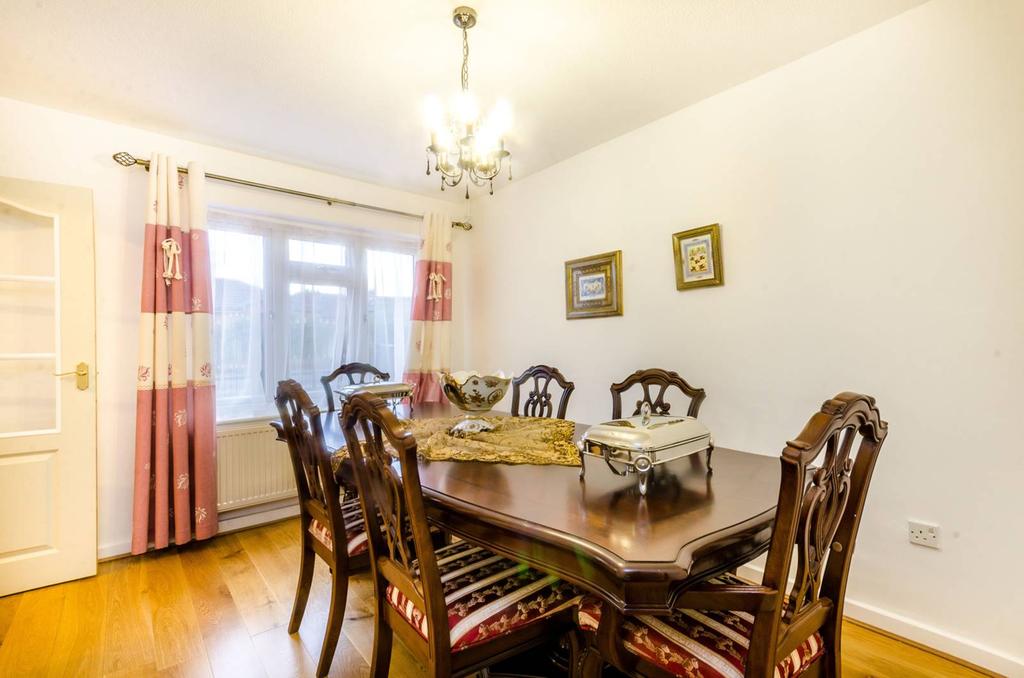 Woodlands Drive, Stanmore, HA7 3 bed house £640,000