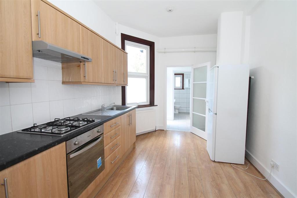 Park Avenue, Palmers Green, London N13 1 bed flat £1,350 pcm (£312 pw)