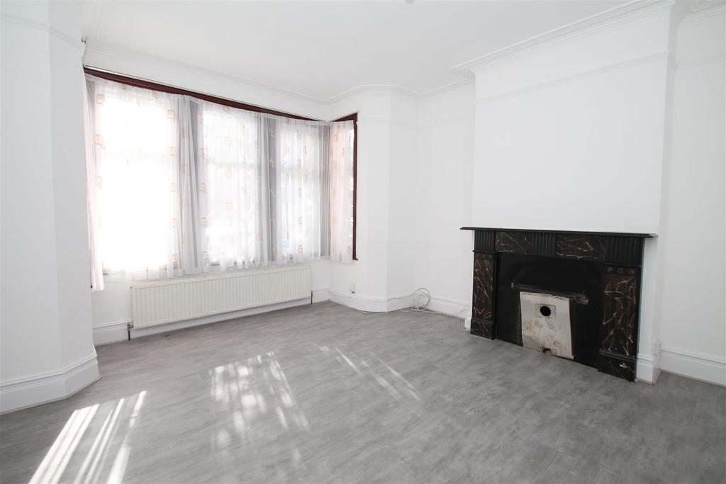 Park Avenue, Palmers Green, London N13 1 bed flat £1,350 pcm (£312 pw)