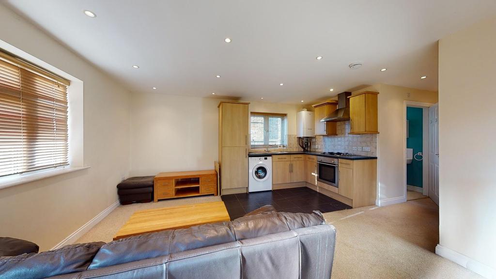 Railway Avenue, Whitstable 2 bed flat £895 pcm (£207 pw)