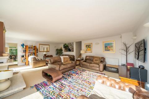 14 Highclere Drive, Hemel Hempstead, HP3 8BT