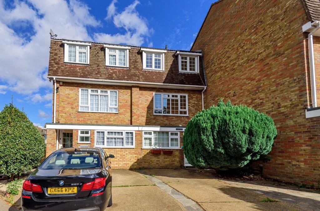 Geary Drive, Brentwood 5 bed townhouse for sale £500,000