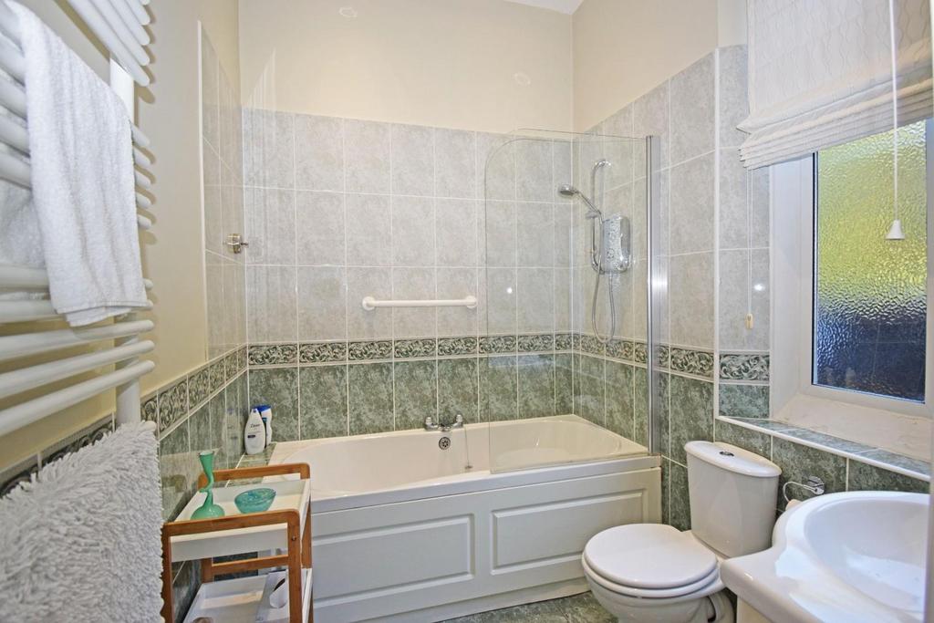 3 Stretton Croft, bed 2 en suite.jpg