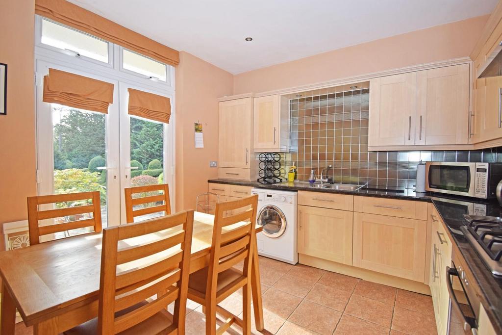 3 Stretton Croft, kitchen a.jpg