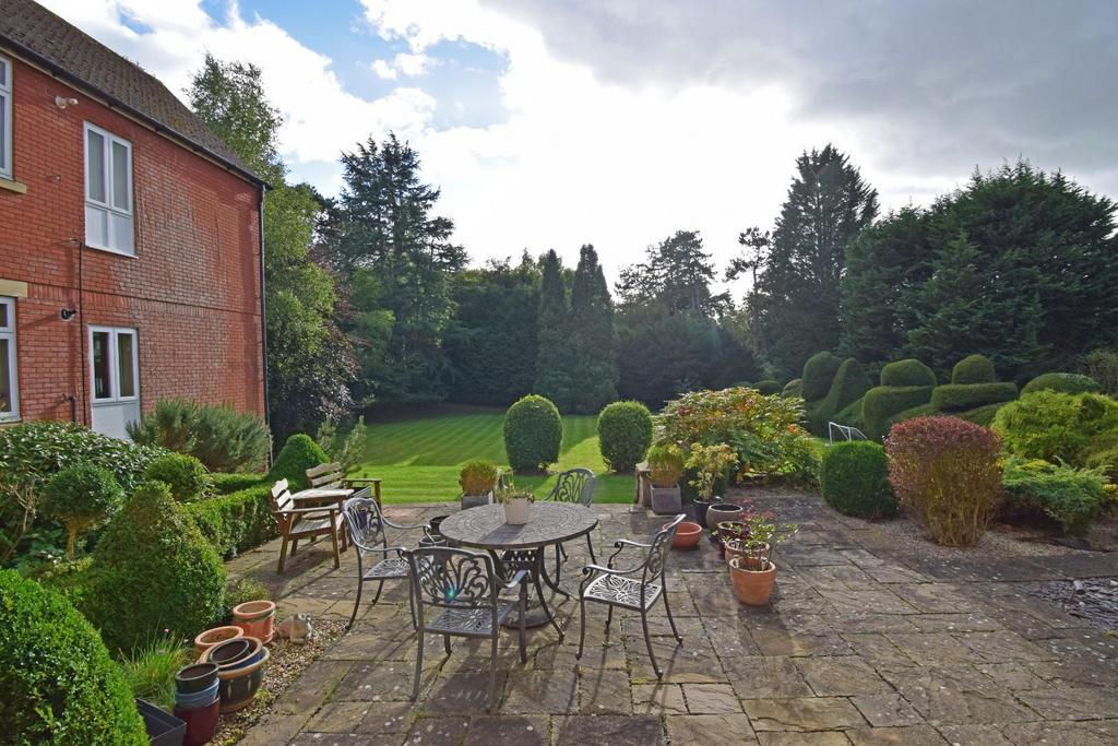 3 Stretton Croft, garden patio d.jpg