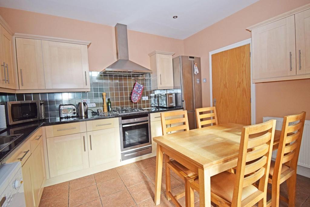3 Stretton Croft, kitchen c.jpg