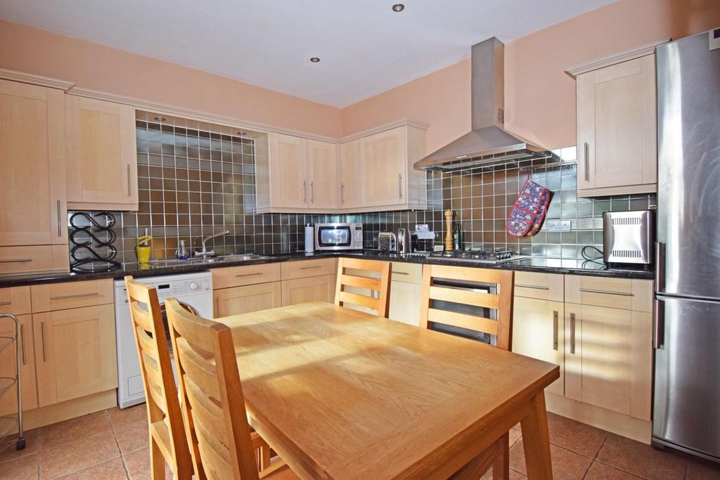 3 Stretton Croft, kitchen b.jpg