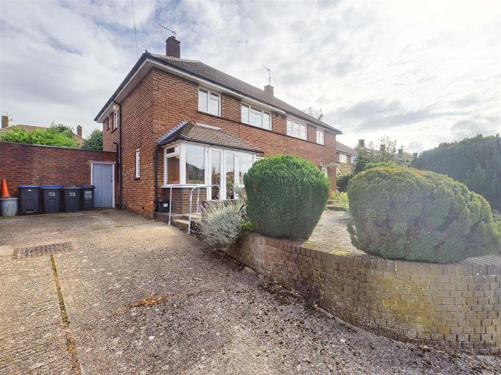 Redstart Close, New Addington, Croydon 3 bed semidetached house for