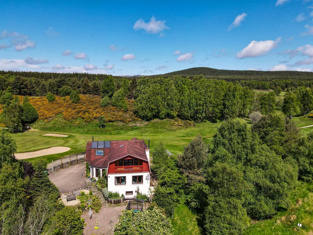 Carrbridge 5 bed detached house for sale £450,000