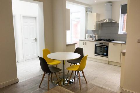 6 bedroom semi-detached house to rent, *£130pppw Bills Excl* 5 Bed on Queens Road East , NG9 2FF