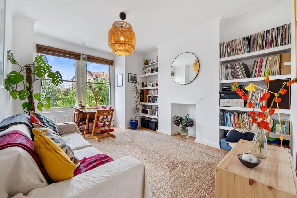 Castlewood Road, London, N16 3 bed flat £550,000