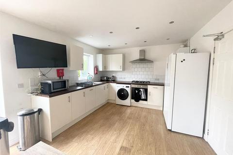 6 bedroom detached house to rent, *£120PPPW Excluding Bills* Middle Street, Beeston, NG9 2AR - UON