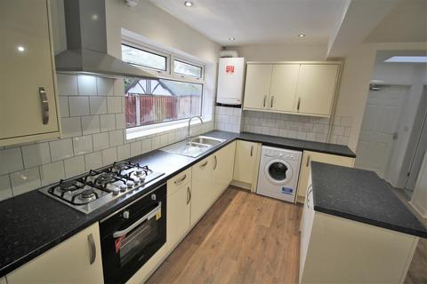 7 bedroom semi-detached house to rent, *£110pppw Excluding Bills* Queens Road East, Beeston, NG9 2GS