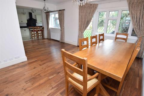 4 bedroom semi-detached house to rent - Colvin Gardens, Chingford, E4 6PF