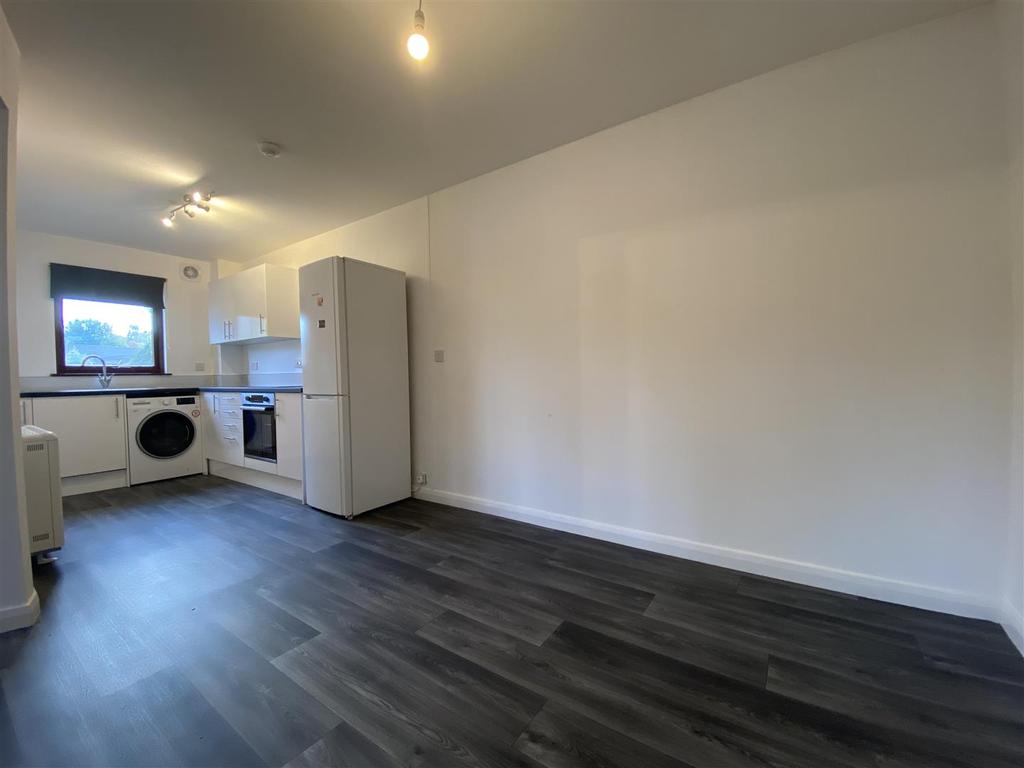 Allison Crescent, Perth 2 bed flat £700 pcm (£162 pw)