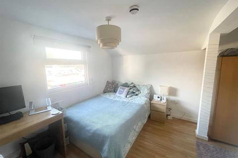6 bedroom terraced house to rent, *£115pppw Excluding Bills* Frederick Grove, Lenton, NG7 1SG - UON