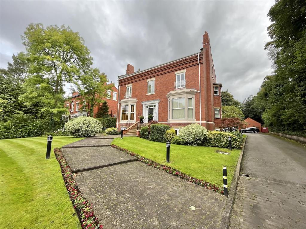 Wilmslow Road, Alderley Edge 2 bed apartment £1,500 pcm (£346 pw)