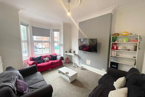 5 bedroom semi-detached house to rent, *£155pppw incl bills + two free large Papa John’s pizzas weekly (T+C’s apply)* Gregory Avenue, Lenton, NG7 2EQ