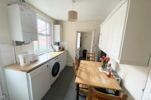 5 bedroom semi-detached house to rent, *£155pppw incl bills + two free large Papa John’s pizzas weekly (T+C’s apply)* Gregory Avenue, Lenton, NG7 2EQ