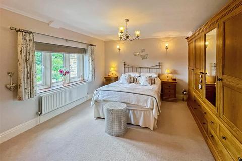 11 Hall Close, Worsbrough, Barnsley, S70 5LN