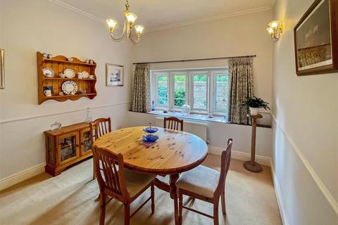 11 Hall Close, Worsbrough, Barnsley, S70 5LN