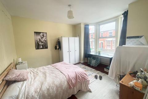 5 bedroom terraced house to rent, *£145pppw Excluding Bills* Teversal Avenue, Lenton, NG7 1PX