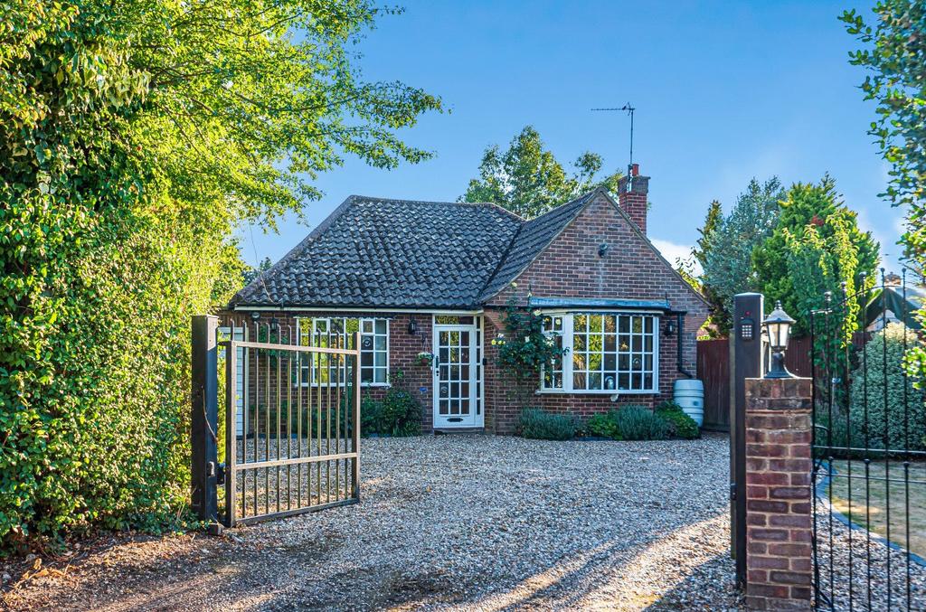 Rendlesham Avenue, Radlett, Hertfordshire, WD7 2 bed bungalow £850,000
