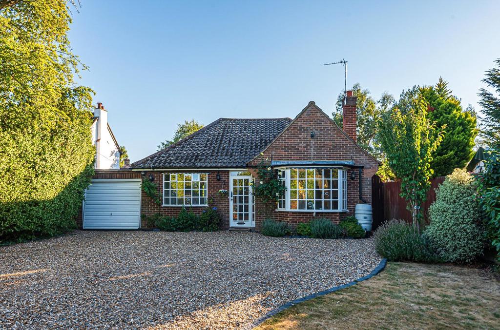 Rendlesham Avenue, Radlett, Hertfordshire, WD7 2 bed bungalow £850,000