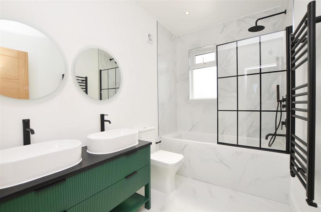 Royal Road, Teddington 3 bed end of terrace house £3,700 pcm (£854 pw)