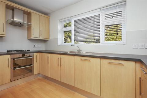 10 Broom Hall, Oxshott, Leatherhead, KT22 0JZ