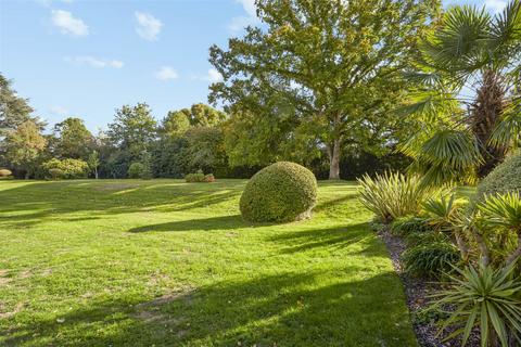 10 Broom Hall, Oxshott, Leatherhead, KT22 0JZ