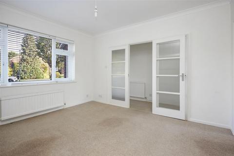 10 Broom Hall, Oxshott, Leatherhead, KT22 0JZ