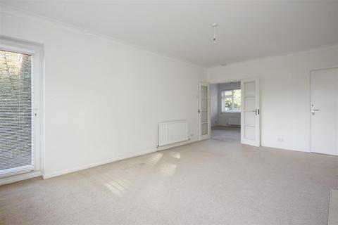 10 Broom Hall, Oxshott, Leatherhead, KT22 0JZ