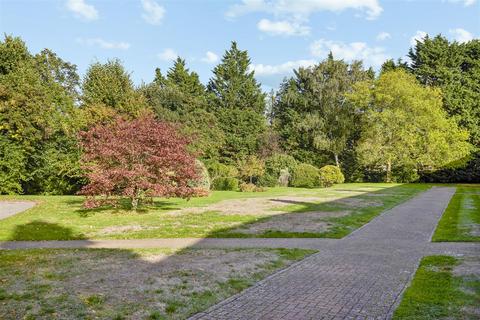 10 Broom Hall, Oxshott, Leatherhead, KT22 0JZ