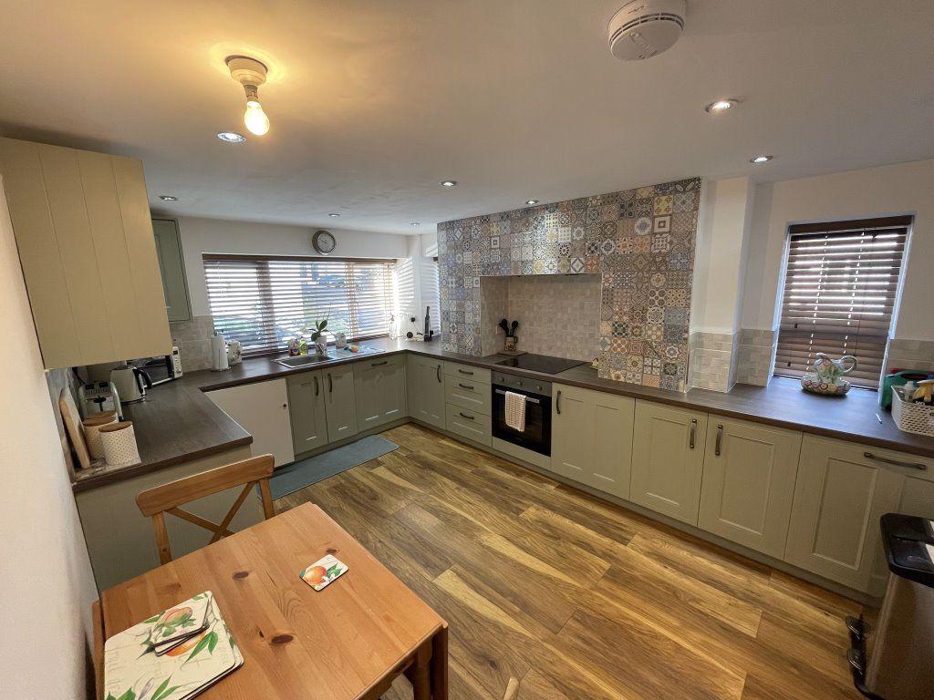 Road, Swansea SA3 2 bed house to rent £950 pcm