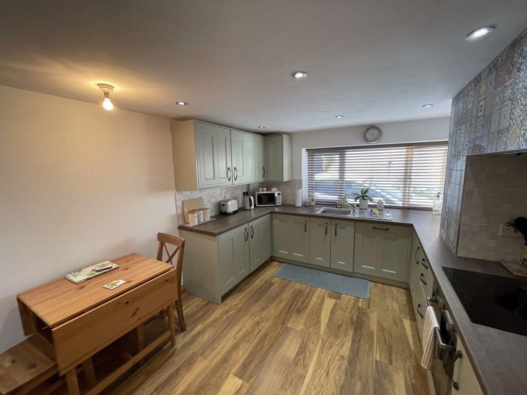 Road, Swansea SA3 2 bed house to rent £1,100