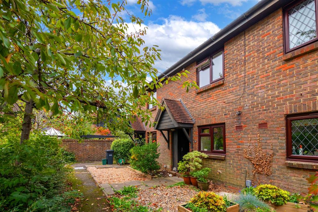 Hayfields, Horley 2 bed terraced house £365,000